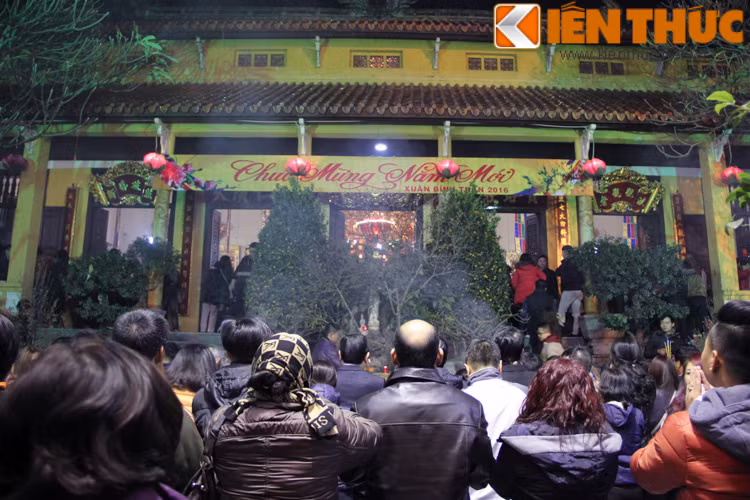 Ngay trong khuôn viên, liên tục có người túc trực để rút bớt hương tại các bát hương phòng chống tai nạn cháy nổ.
