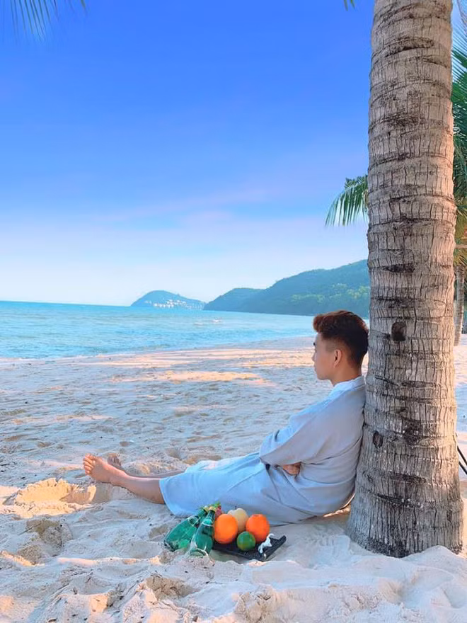 Văn Thanh nhuộm tóc sáng màu, diện trang phục bảnh bao và có vẻ gầy hơn khiến hội fangirl xuýt xoa bình luận khen ngợi.