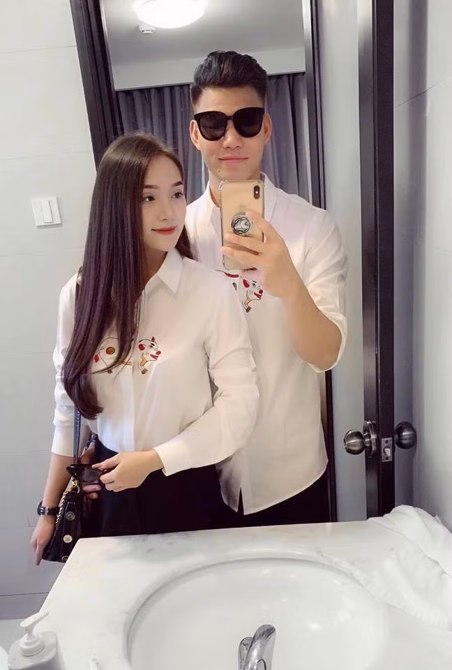 Văn Thanh đã kết thúc đợt điều trị chấn thương tại Hàn Quốc và trở về nước đón Tết. Trên trang cá nhân, chàng cầu thủ đội tuyển Việt Nam vừa đăng khá nhiều ảnh du lịch với bạn gái nhưng điều đáng nói hơn cả là ngoại hình của anh chàng.