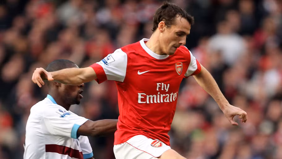 Sebastien Squillaci là bản hợp đồng thay thế Thomas Vermaelen bị chấn thương để đá cặp với Laurent Koscielny ở trung tâm hàng phòng ngự.