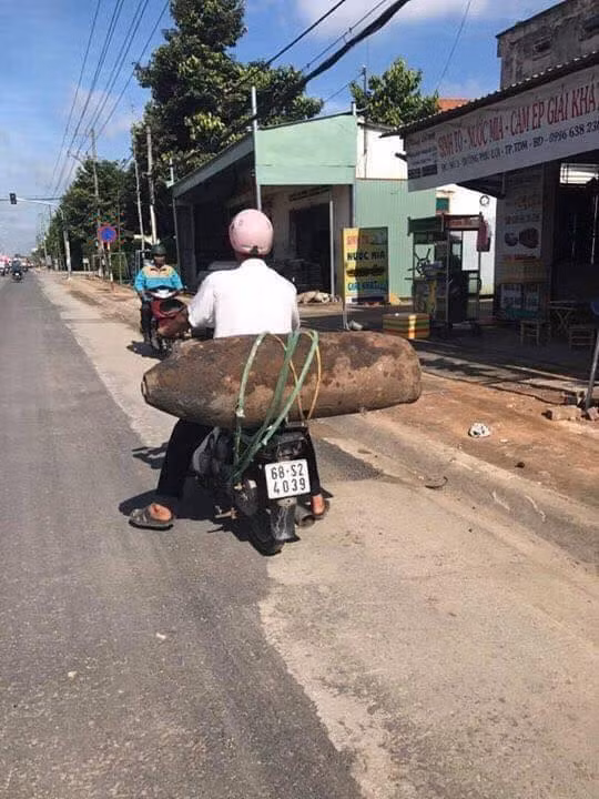 Trước đó, nhiều người còn liều lĩnh khi thổ hẳn 1 quả bom ra đường. Dù không rõ là quả bom này đã được rút ruột hay chưa nhưng nó khiến người đi đường phải sởn da gà.