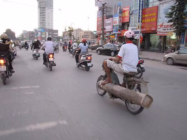 Việc trở hàng cồng kềnh trên đường phố là điều phổ biến trong thời gian qua. Dù các đơn vị truyền thông hay cảnh sát đã vào cuộc để đưa ra nhận thức cho người điều tham gia giao thông nhưng dường như chưa hiệu quả.