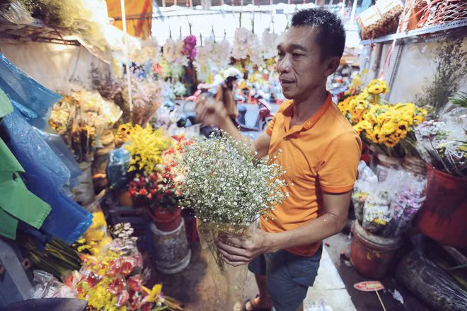 Trao đổi với chúng tôi, bạn Song Điệp (SN 1991, TPHCM) - cô dâu mới cũng chính là cô gái xuất hiện trong đoạn clip trên cho biết sự việc trên xảy ra vào ngày 15/11, ngay sau ngày cưới của cô một ngày. Trước đó, Song Điệp có đến đặt hoa cưới tại cửa hàng hoa ở chợ Hồ Thị Kỷ tổng cộng gần 1 triệu tiền hoa gồm hoa nhỏ và 200 bông hoa hồng. Tuy nhiên sau đó cô bạn trên chỉ lấy nửa trị giá khoảng 500.000 đồng tiền hoa và còn dặn giao hoa cưới đúng hẹn.