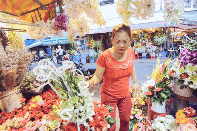 Tuy nhiên, theo lời Song Điệp, dù đã được nhắc cẩn thận nhưng chủ cửa hàng vẫn không giao hoa đúng hẹn. Bức xúc về cách làm ăn đó, hôm sau cô dâu 9X này tìm đến tận nơi đòi tiền hoa lại, nhưng chủ cửa hàng cũng không xin lỗi và trả cho cô 5 bó hoa đã đặt. Sự việc chưa dừng lại ở đó, khi quay đi bà chủ cử hàng còn cố với theo xúc phạm bằng câu nói ""Ngực lép mà sao hung dữ vậy? chắc phải lấy 6, 7 đời chồng".