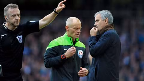 Ngày 27/2/2005, sau khi loại Man United ở bán kết Cúp Liên đoàn Anh, Chelsea gặp Liverpool tại chung kết. Trọng tài Steve Bennett đã đuổi Mourinho lên khán đài vì tội cố ý đặt ngón tay lên môi ra dấu cho các CĐV Liverpool im lặng sau khi Steven Gerrard đá phản lưới giúp Chelsea gỡ hòa trong trận đấu trên sân Thiên Niên Kỷ.