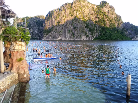 Bãi tắm mới Quảng Hồng (Quảng Ninh) là sự lựa chọn không thể bỏ qua trong chuyến du lịch biển vào thời điểm cuối thu đầu đông này.