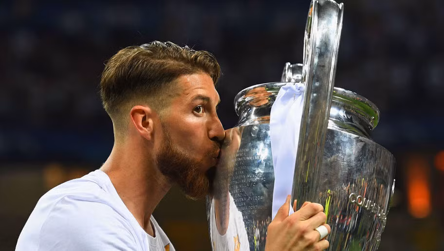 Sergio Ramos là một trung vệ đã khẳng định được tên tuổi của mình trong làng bóng đá. Quyết liệt trong những pha đánh chặn, không chiến mạnh mẽ, tất cả đã tạo nên một bức tường thành mang tên Ramos trong thành công của ĐT Tây Ban Nha những năm vừa qua.