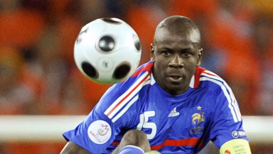 Lilian Thuram là chốt chặn quan trọng bên hành lang phải của ĐT Pháp trong giai đoạn mà The Blues thăng hoa nhất tại World Cup 1998 cũng như VCK Euro 2000.