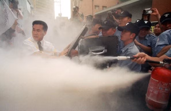 Theo nhiều chia sẻ của các cửa hàng bán sản phẩm phục vụ chữa cháy, nếu phun trực tiếp vào người có thể sẽ gây nguy hiểm bởi CO2 trong bình được nén ở nhiệt độ -79 độ C, khi phun vào cơ thể sẽ khiến cơ thể bị bỏng lạnh.