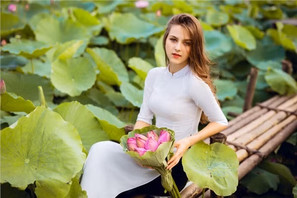 Mới đây, nhiều thành viên mạng đã chia sẻ bộ ảnh mẫu Tây bên hồ sen. Bộ ảnh được thực hiện bởi nhiếp ảnh gia Nguyễn Trung Anh ở Hà Nội, nhân vật chính là cô gái tên Olga Evil, đến từ đất nước Ukraine.
