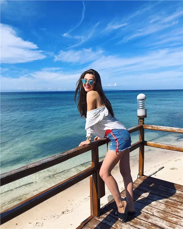 Trung Anh, người thực hiện bộ ảnh kể lại anh tình cờ gặp Olga khi cô nàng đang đi dạo bên ngoài hồ sen. Biết cô gái có ý định vào ngắm sen nhưng không mang theo tiền mặt nên nhiếp ảnh gia người Việt có lời mời cô vào chung và ngỏ ý chụp một bộ ảnh sen thì Olga gật đầu đồng ý.