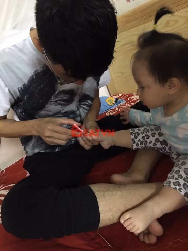 Không chỉ có cho con ăn, sấy tóc cho con, các ông bố còn rất khéo tay trong việc cắt móng tay, móng chân cho con gái nữa.