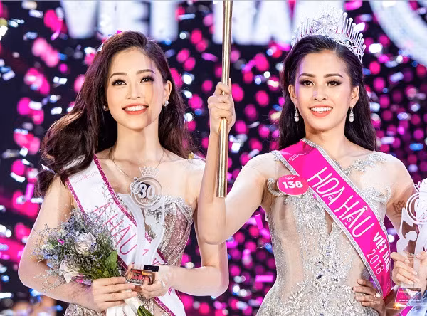 Hoa hậu Việt Nam 2018 đã có người mới kế vị cựu vương Đỗ Mỹ Linh đó là cô gái 18 tuổi đến từ Quảng Nam. Tuy nhiên, ngay sau khi đăng quang, Hoa hậu Trần Tiểu Vy đã bị dân mạng "soi" về nhan sắc và bị đem ra so sánh với Á hậu 1 - Bùi Phương Nga.