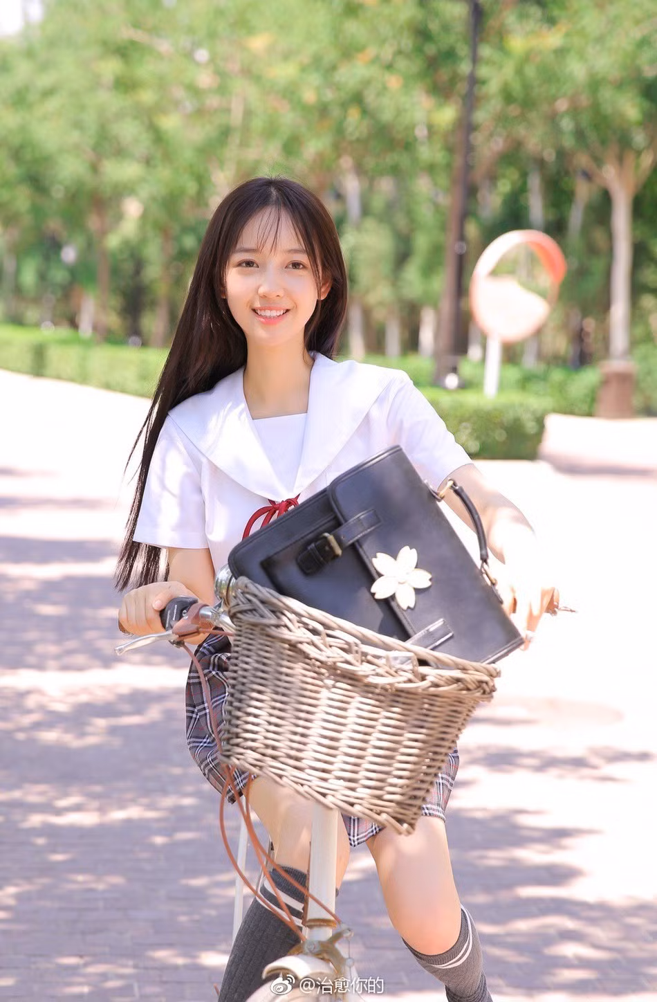 Tần Ngưu Chính Uy (Henan) người sẽ theo học Khoa diễn xuất của Học viện Điện ảnh Bắc Kinh. Cô bạn này chỉ đơn giản với áo đồng phục thời học sinh nhưng cũng đã làm lịm tim bao chàng trai.