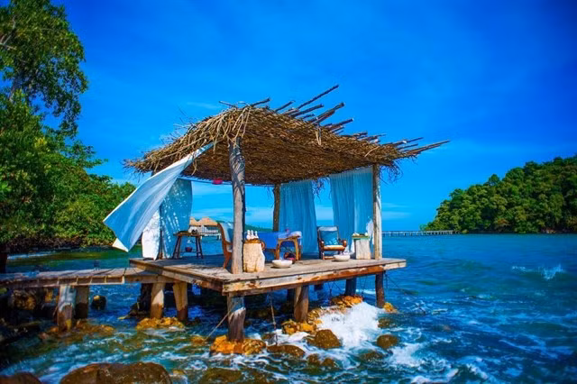 Mới đây, dân mạng Việt Nam phát sốt khi những bức ảnh về nơi được mệnh danh là ốc đảo tình yêu hay có tên chính thức là Song Saa của Campuchia được đăng tải trên mạng xã hội.