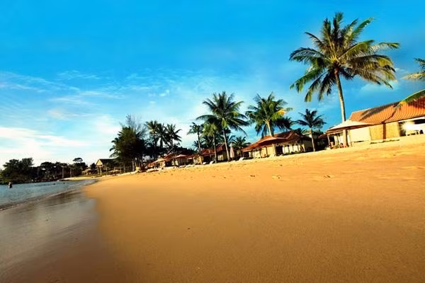 Phú Quốc và Côn Đảo là hai thiên đường du lịch biển tại Việt Nam. Với cảnh biển, trời hòa làm một, hai hòn đảo này sẽ khiến nhiều người quyến luyến không muốn về.