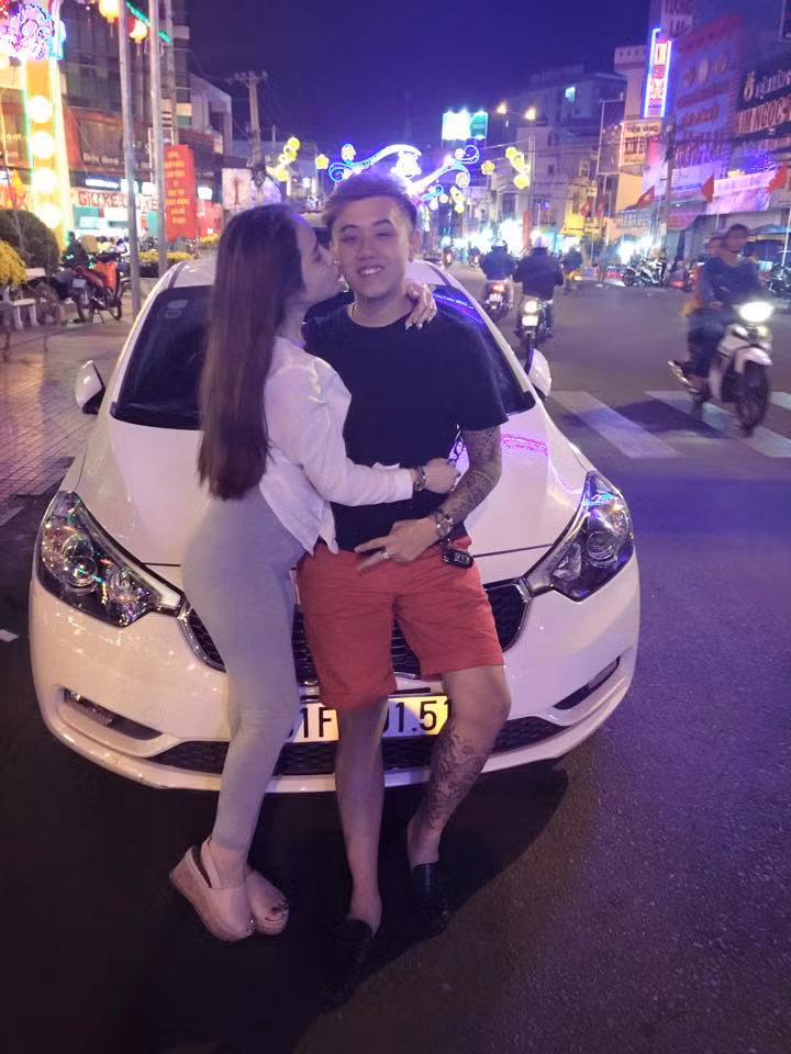 Những khoảnh khắc ngoài đời vô cùng ngọt ngào của cặp đôi này sau khi về chung một nhà vẫn liên tiếp được các dân mạng theo dõi.