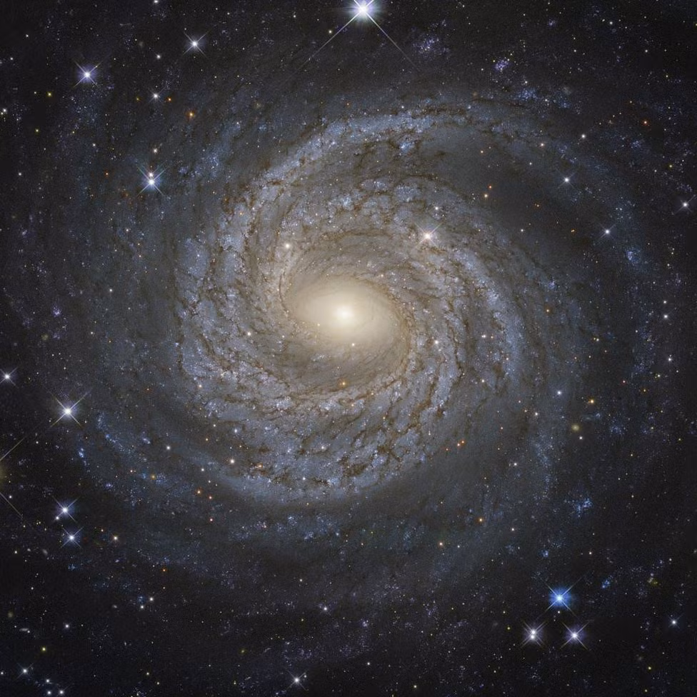 Kính thiên văn Hubble ghi lại hình ảnh của thiên hà NGC 6814. Đây là một nguồn phát tia X và các nhà khoa học cho rằng có một lỗ đen khổng lồ với kích thức gấp 18 triệu lần Mặt Trời ở tâm thiên hà.