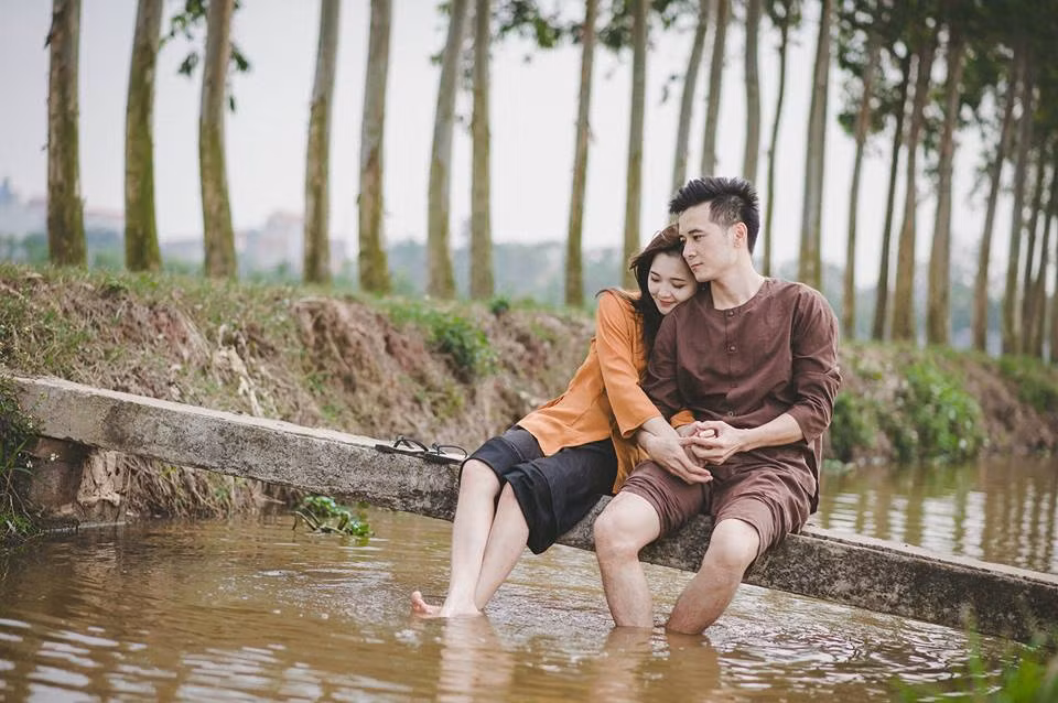 Mặc dù thời gian đó bận bịu chuẩn bị lễ cưới nhưng ông xã sinh năm 1987 của Thu Hương vẫn tranh thủ tự tay trang hoàng phòng ngủ của hai người với những chùm bóng bay đủ màu sắc và kích cỡ. Trong đó, quả bóng nhũ to và nổi bật nhất còn in dòng chữ "Happy Wowen's Day Củ Tỏi". Củ Tỏi là biệt danh thường ngày của cô nàng "hot girl dân tộc". Bên cạnh đó cô nàng này còn được chồng tặng hẳn chiếc xe máy mới màu đen vô cùng cá tính.