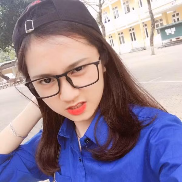 Chính sự kết hợp giữa khuôn mặt tròn và những nét tinh túy từ đôi mắt, đôi môi cho nước da trắng đã đem lại vẻ ưa nhìn và dễ thương cho cô nàng sinh năm 2001 này.