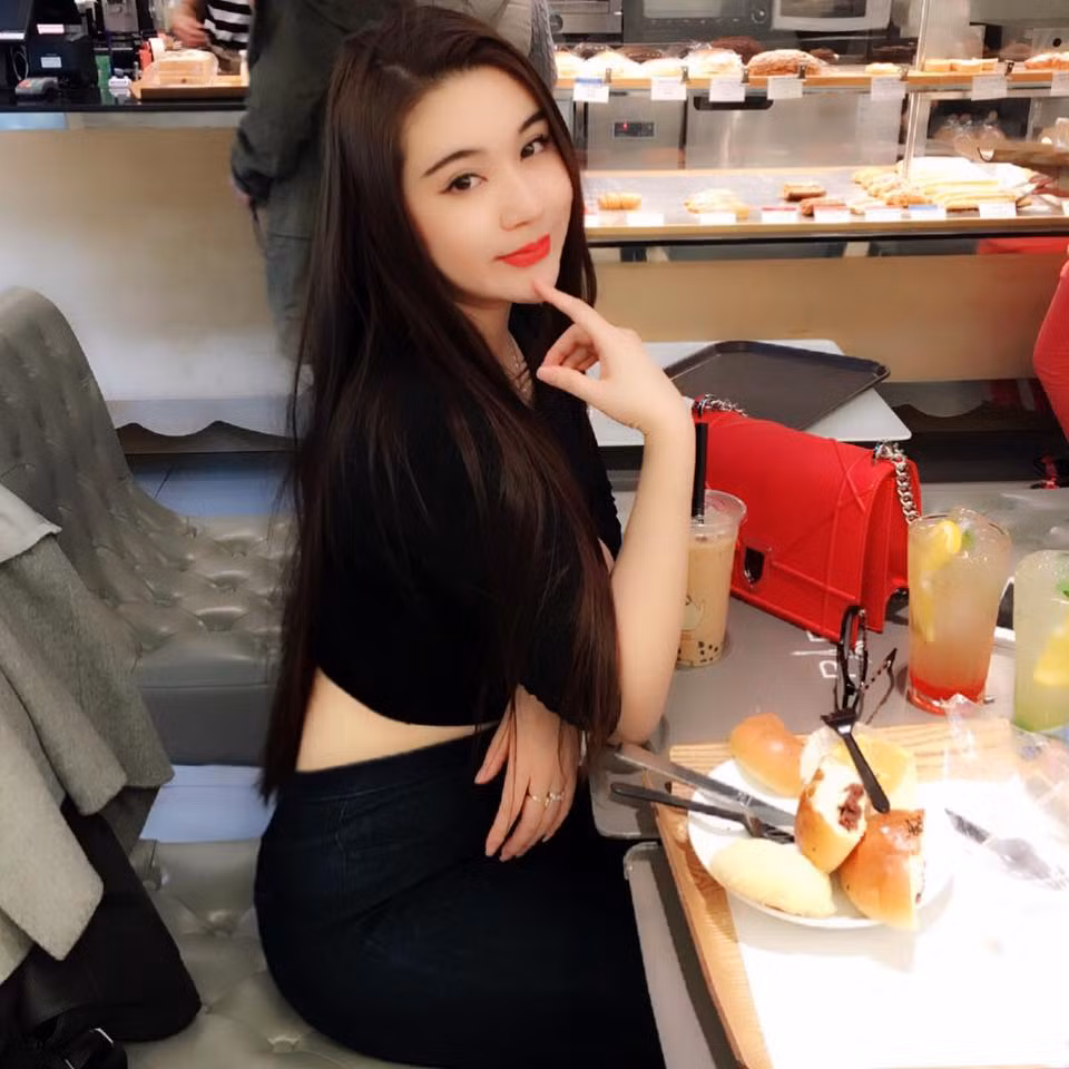 Trên một fanpage, nickname Lê Tuấn chia sẻ: "Mới 25 tuổi, Dạ Ly đã ra đi thì quả thực quá sớm. Mình biết Ly từ khá lâu và cũng thường xuyên theo dõi trang cá nhân của bạn và mỗi lần bạn bị cơn bệnh hành hạ và chia sẻ trên trang cá nhân khiến mình không khỏi xót xa. Đúng là hồng nhan bạc phận".