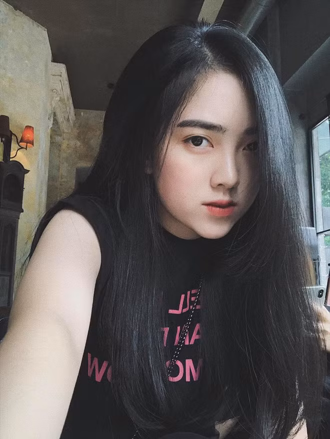 Ngay sau đó, những thông tin về "bạn gái tin đồn" của Hà Đức Chinh cũng nhanh chóng được fan tìm ra và đó là cô nàng Mai Hà Trang, sinh năm 1998, đến từ Bắc Giang.