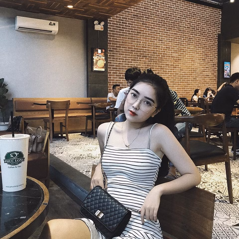Dù không quá cao nhưng dựa vào cách ăn mặc cũng như tạo dáng, đôi chân của cô bạn 20 tuổi này lúc nào trông cũng dài miên man.