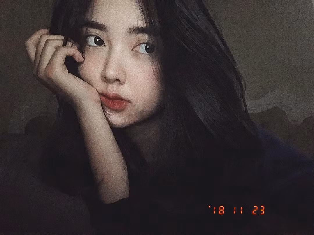 Đây không phải lần đầu tiên "vựa muối" của ĐT Việt Nam dính vào tin đồn hẹn hò, tuy nhiên mãi khi được HLV Park Hang-seo xả trại tại AFF Suzuki Cup 2018 Đức Chinh mới có những bức hình làm bằng chứng hẹn hò với bạn gái tin đồn.