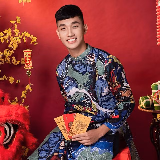 Ngày Tết, chàng hot boy của đội tuyển Việt Nam là Nguyễn Trọng Đại cũng khoe ảnh diện áo dài cách tân cực đẹp.