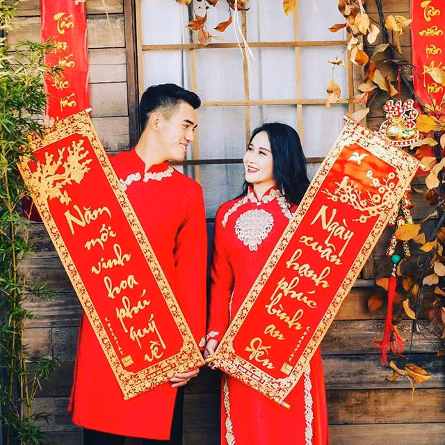 Tiền đạo Nguyễn Tiến Linh chào xuân Kỷ Hợi bằng bức ảnh tươi thắm bên bạn gái Ngọc Quyên. Bộ ảnh được chụp sau khi anh chàng cùng đội tuyển Việt Nam trở về từ Asian Cup 2019.