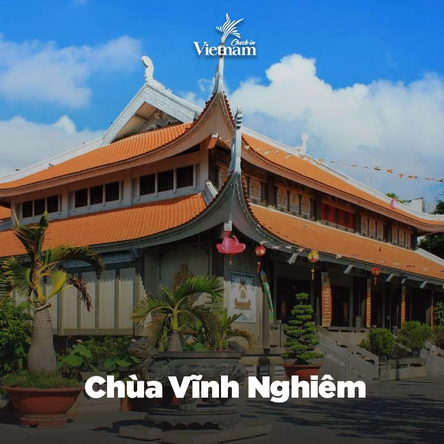 Nằm ở mặt đường Nam Kỳ Khởi Nghĩa, chùa Vĩnh Nghiêm uy nghi tọa lạc. Ngôi chùa này được được xây dựng năm 1964 do 2 nhà sư từ miền Bắc là Thích Tâm Giác và Thích Thanh Kiểm thiết kế.