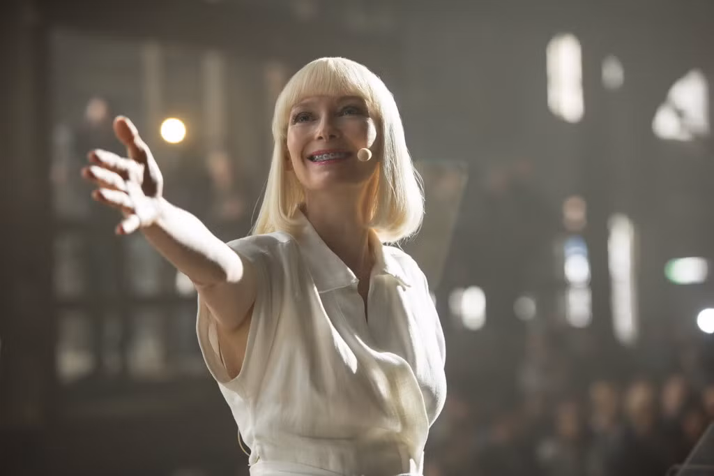 Lucy Mirando (Tilda Swinton) trong Okja: Bộ phim mới nhất của đạo diễn lừng danh Bong Joon-ho tập trung vào tình bạn bất chấp hiểm nguy giữa một cô bé người Hàn Quốc và một chú lợn đặc biệt có tên Okja. Sắm vai bà chủ tập đoàn quyết tâm săn lùng sinh vật là nữ diễn viên “tắc kè hoa” Tilda Swinton, người luôn tự thách thức bản thân qua mỗi vai diễn mới. Mỹ nhân 56 tuổi từng cộng tác với Bong Joon-ho ở Snowpiercer (2014), và mới có vai diễn gây tranh cãi Ancient One trong bom tấn Doctor Strange (2016). Ảnh: Netflix.