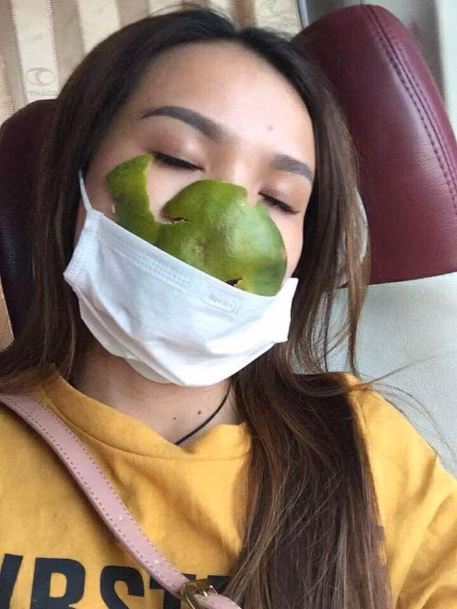 Chóng mặt, buôn nôn là nỗi ám ảnh muôn thuở của những thành viện hội say xe. Và dân tình cũng phải tìm đủ mọi cách để đối phó với tình trạng này.
