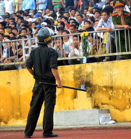 Cũng trong năm 2007, anh Thông, nhân viên của sân vận động và một người làm cùng được phân công đi dán dòng chữ “TCDK Sông Lam Nghệ An” trước khán đài A. Không may bị tai nạn rơi từ mái che xuống đất, anh Thông tử vong tại chỗ. Từ đó, cứ đều đặn hàng tháng mồng 1 và ngày rằm, lãnh đạo đội bóng lại làm lễ cúng ngay vị trí anh Thông tử nạn. Chẳng hiểu sao, mùa giải ấy, SLNA ngập trong khó khăn nhưng lại cán đích ở vị trí thứ 3 một cách đầy ngoạn mục.
