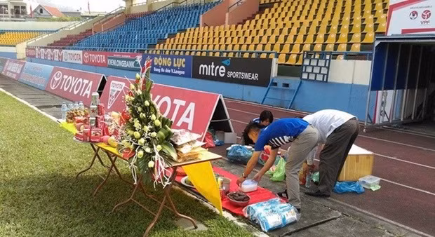Mới đây, trước trận đấu với Sanna Khánh Hòa ở vòng 11 V.League 2015 Hội CĐV Than Quảng Ninh đã nghĩ ra một “độc chiêu lạ” đó là tổ chức lập đàn “giải hạn” 3 trận toàn hòa và thua trên thánh địa của đội bóng quê nhà.
