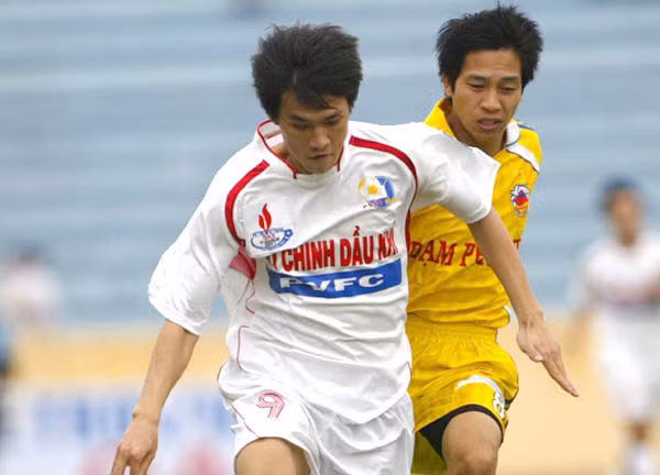 Giai đoạn lượt đi V.League 2010, SLNA thi đấu trồi sụt thất thường. Lãnh đạo CLB đã đi xem thầy và được phán rằng: "Đội không hợp với màu vàng", thế là BLĐ liền quyết định chọn màu áo trắng thay vì chiếc áo vàng truyền thống dù đá trên sân nhà hay sân khách.