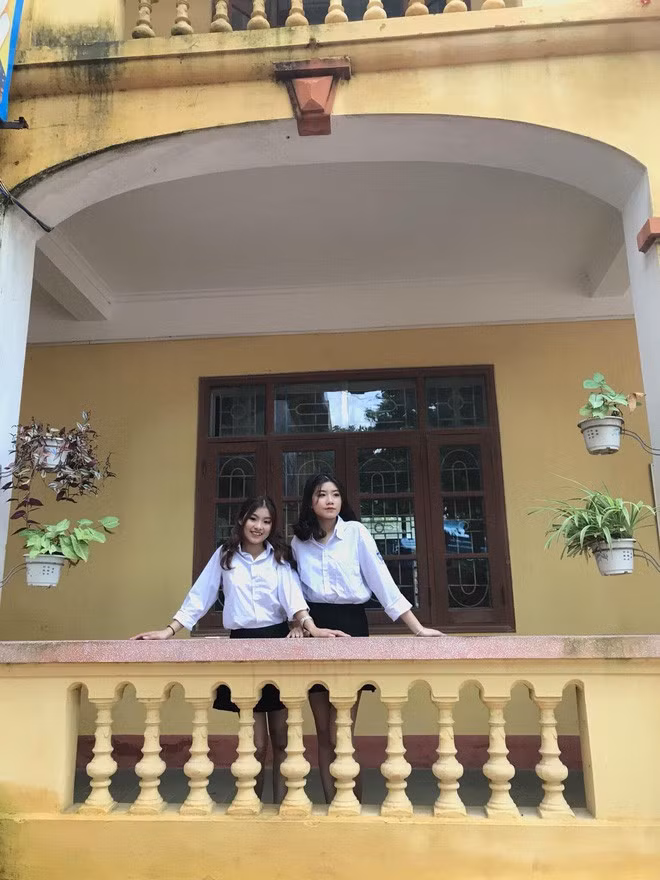 Thân nhau lâu như vậy nên Linh và Phượng cũng đã có với nhau rất nhiều kỉ niệm, đến độ giờ có nhắc lại cũng không thể nhớ hết được.