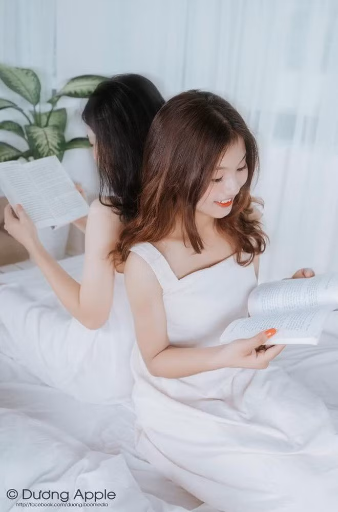 Cả Linh và Phượng đã đồng hành cùng nhau trên con đường trưởng thành, và tất nhiên là cả con đường dậy thì thành công nữa. Có một điều thú vị là hồi bé từng cao bằng nhau nhưng không hiểu sao sau khi lớn lên, cô bạn tên Phượng lại "bứt phá" và cao vượt cô bạn thân Khánh Linh.