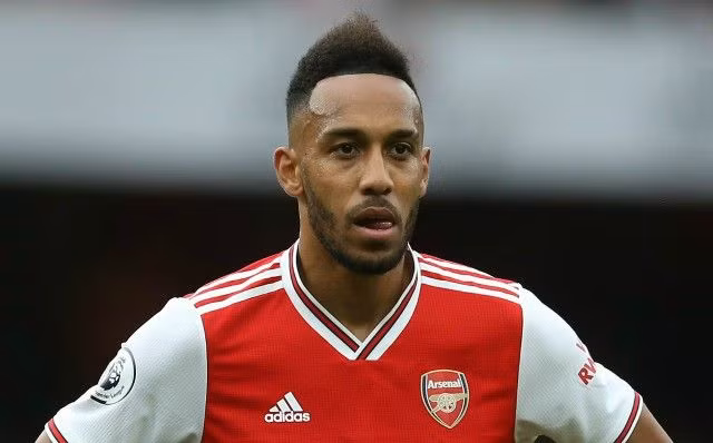 Theo nguồn tin từ El Desmarque hai Gã khổng lồ Tây Ban Nha, Barcelona và Real Madrid đang hy vọng họ có thể tận dụng tình huống này bằng cách thực hiện một động thái chiêu mộ Aubameyang vào năm tới.