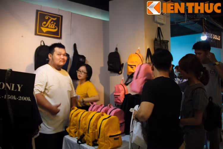 Theo chia sẻ của BTC trong những ngày cuối tuần đã có hàng vạn bạn trẻ tới hội chợ mua sắm thời trang New District để mua đồ và check-in tại đây.