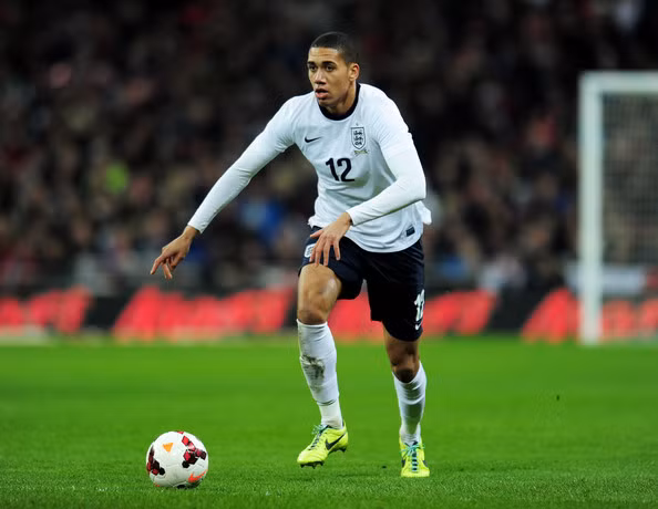 Smalling là cái tên đã gắn bó với Tam Sư ở nhiều giải đấu lớn gần đây. Anh cũng góp mặt trong suốt chiến dịch vòng loại World Cup 2018. Ngôi sao của MU có thể không phải là trung vệ xuất sắc nhất nước Anh, nhưng là chốt chặn hàng đầu ở Tam Sư thời điểm hiện tại. Quyết định cuối cùng đã được Southgate đưa ra, Smalling cần phải cố gắng tập luyện và trông chờ cơ hội ở những giải đấu lớn sắp tới.