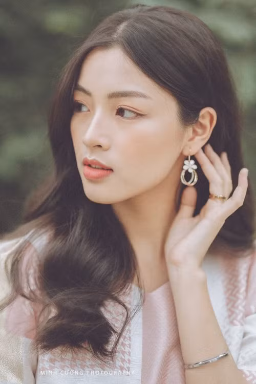 Lan Thy sở hữu gương mặt thanh tú với đôi mắt cười, sống mũi cao, khuôn miệng nhỏ nhắn, mái tóc đen dài chuẩn nét đẹp Á Đông.