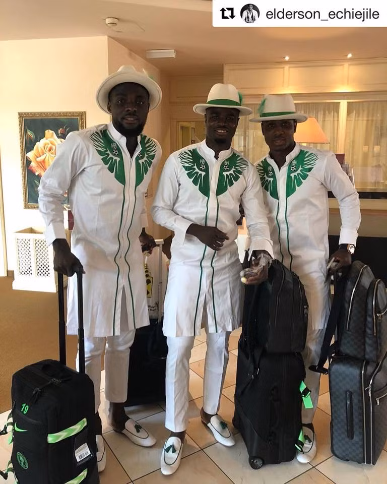 Đồng thời, nhà thiết kế cũng không quên mục tiêu lớn nhất hè này của Nigeria nên đã trang trí thêm 2 trái bóng nhỏ trên đôi cánh.