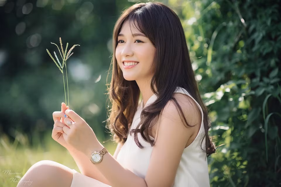 Trong bộ ảnh mới của mình, nữ sinh trường Xây dựng - Bảo Thoa đã diện cho mình chiếc váy trắng tinh khôi cùng với đó là nụ cười tỏa sáng khiến cô bạn này trở nên cực lung linh.