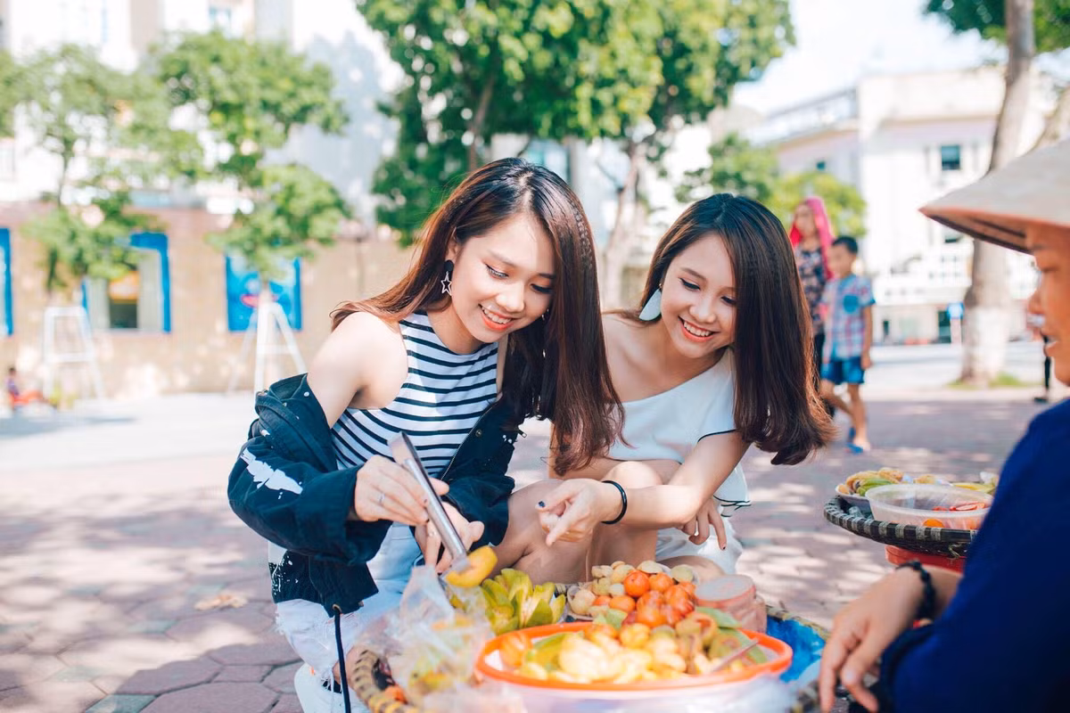 Là chị em song sinh nhưng tính cách của Quỳnh Anh và Mai Anh trái ngược nhau. Cô chị Quỳnh Anh từ tự nhận mình là tuýp người trầm tính, ít nói, ngại giao tiếp, sống nội tâm và ít khi biểu lộ cảm xúc ra ngoài.