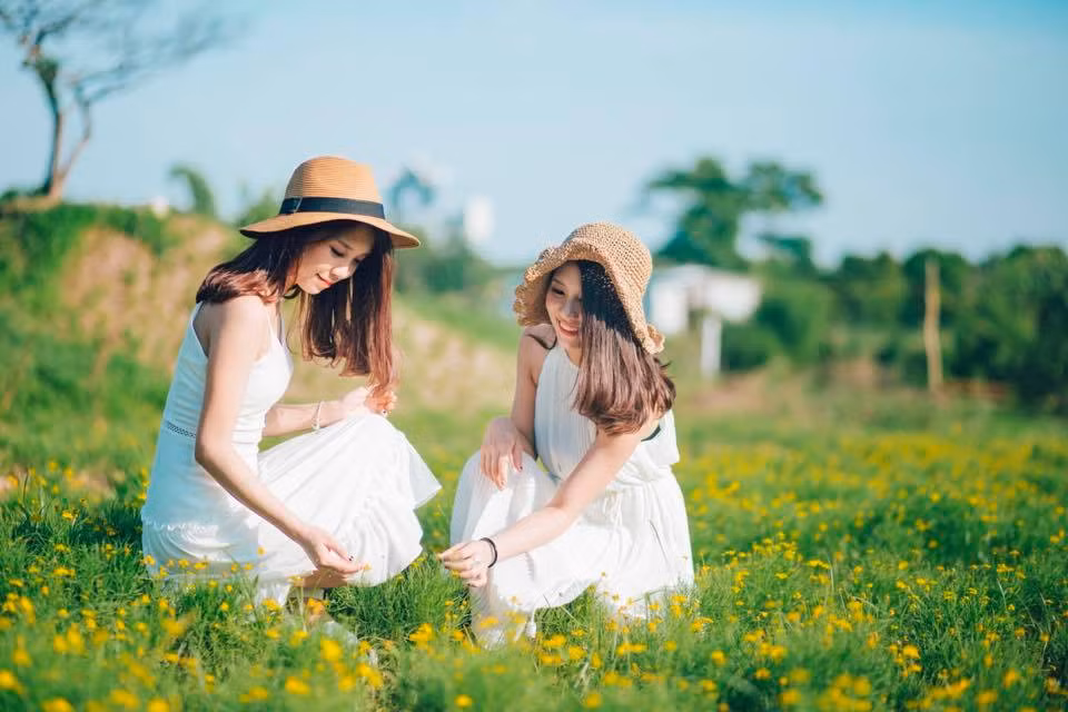 Bên cạnh việc có người nhà ở bên Nga, cũng do muốn đổi mới bản thân, muốn thấy những điều mới lạ nên Quỳnh Anh và Mai Anh đã quyết định đi. Khi du học ở đất nước có người thân cuộc sống sẽ trở nên dễ dàng hơn là khi phải tự vật lộn trang trải tất cả mọi thứ.