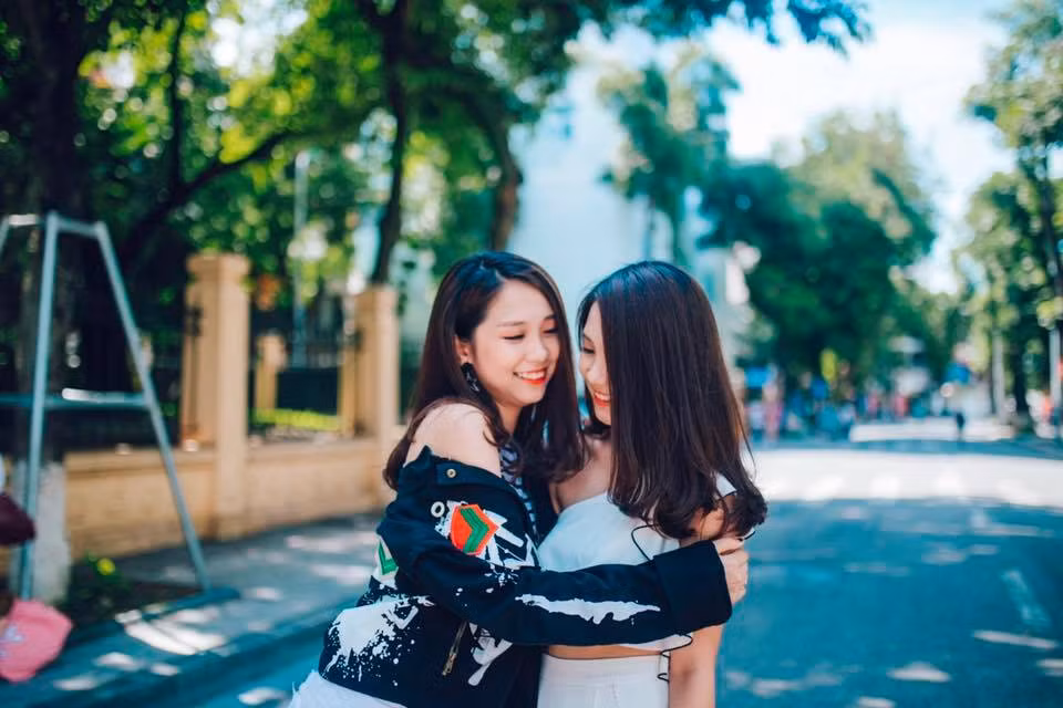 Ngược lại với chị Quỳnh Anh, em Mai Anh lại là người vui tính, sống thoải mái. Tuy nhiên, dù khá hướng ngoại nhưng chính Mai Anh lại thấy mình giống chị ở điểm có ít bạn bè.
