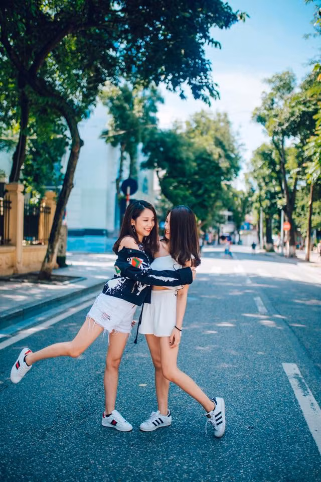 Quỳnh Anh và Mai Anh cùng học ngành Kinh tế tài chính. Cặp song sinh nghĩ rằng học kinh tế thì cuối cùng cũng là để kiếm tiền.