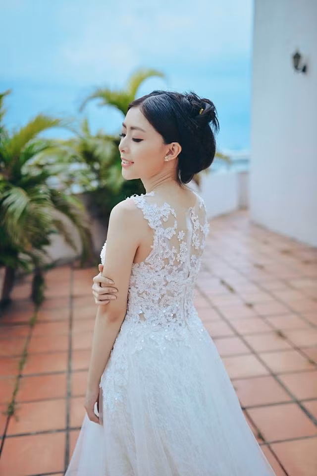 Rinnie Quỳnh Anh tên đầy đủ là Trần Hà Quỳnh Anh, sinh ra và lớn lên tại TP HCM. Mặc dù tốt nghiệp đại học Khoa học xã hội và nhân văn TP HCM và không liên quan gì đến nghệ thuật nhưng cô nàng hot girl Sài thành này lại quyết định đi theo nghiệp diễn viên và người mẫu ảnh.