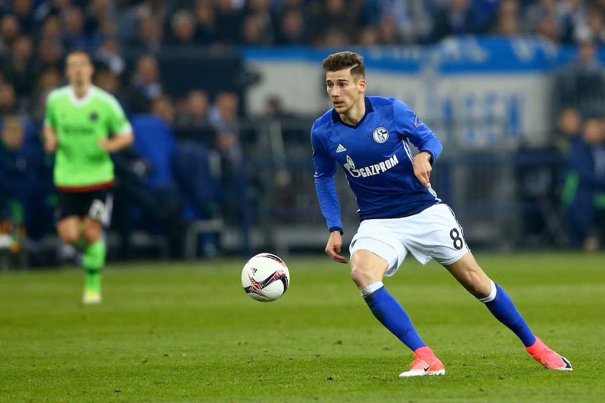 Liverpool nhắm Goretka: Với khả năng sẽ mất Emre Can vào mùa Hè tới, Liverpool lên kế hoạch theo đuổi Leon Goretzka của Schalke. Tiền vệ 22 tuổi có thể được cho phép ra đi ngay trong tháng 1 tới.